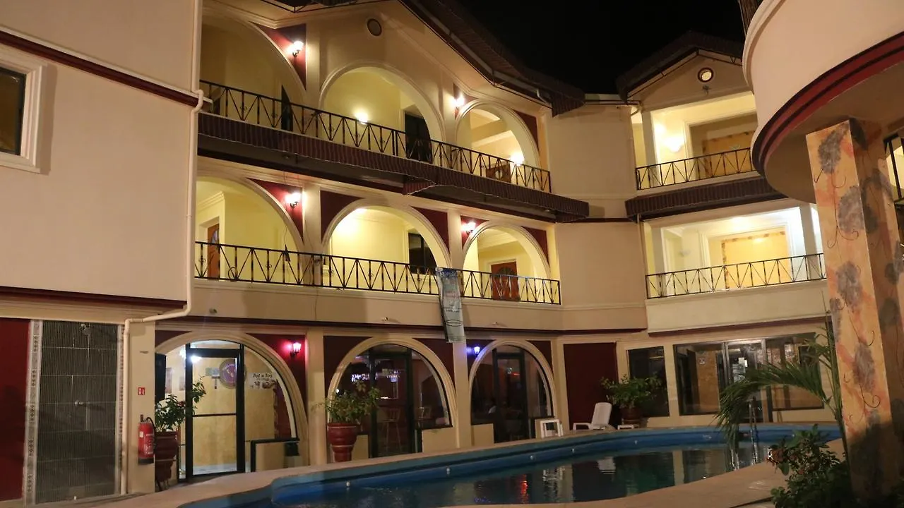 Hotel Luxe Confort Port-au-Prince 4*,